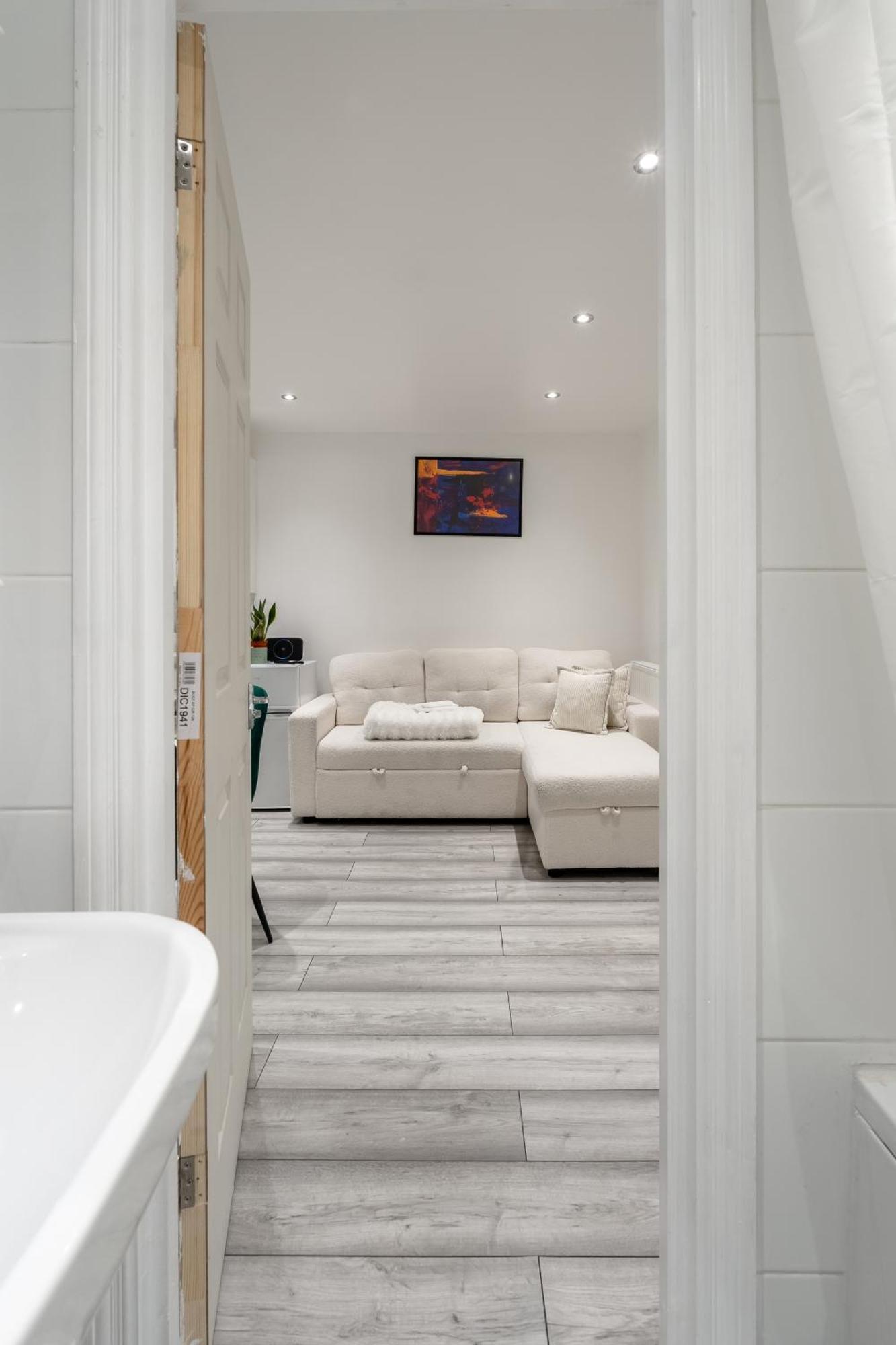 Beautiful Flat Near Central London - Entire Flat - Equipped Kitchen - Private Bathroom المظهر الخارجي الصورة