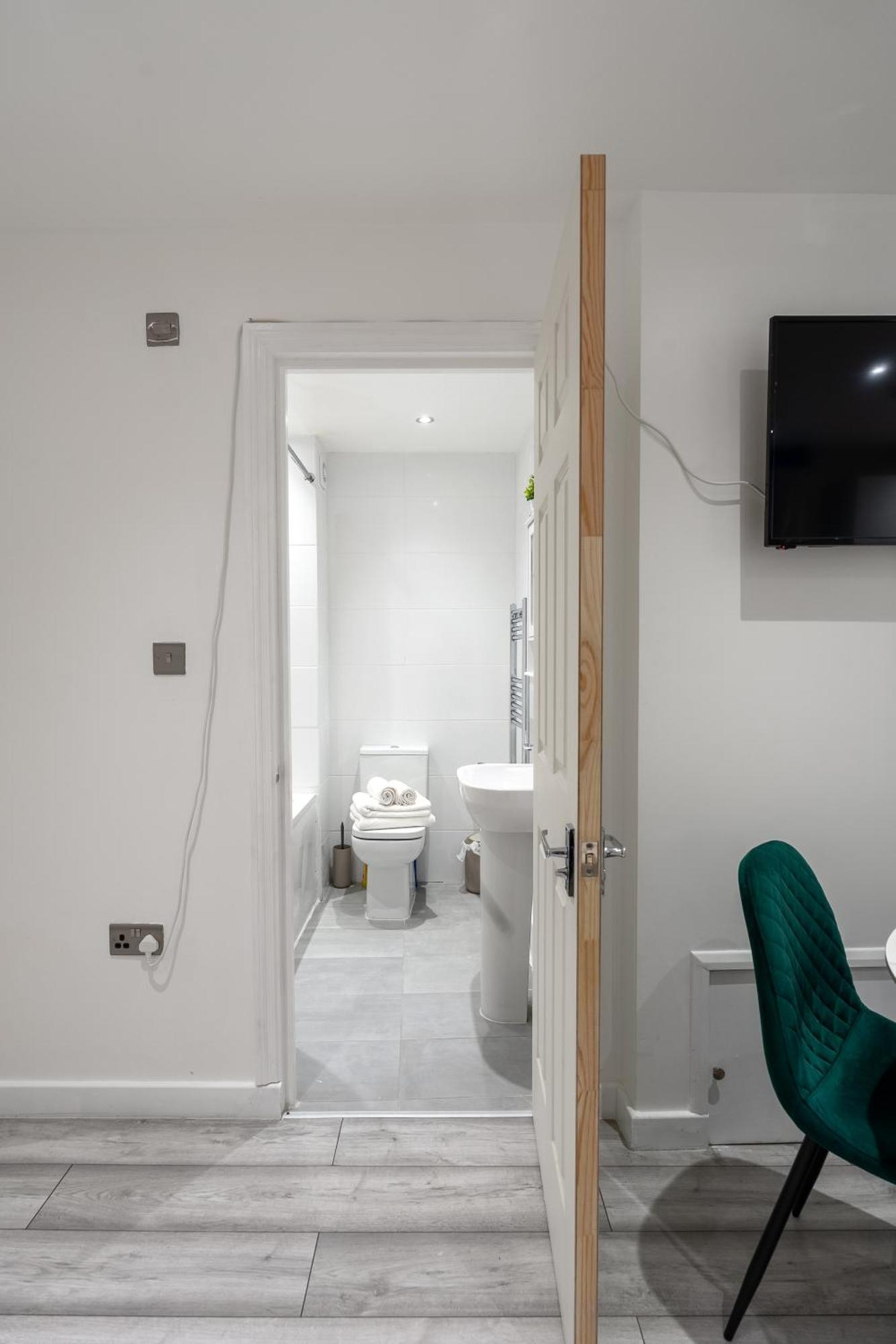 Beautiful Flat Near Central London - Entire Flat - Equipped Kitchen - Private Bathroom المظهر الخارجي الصورة