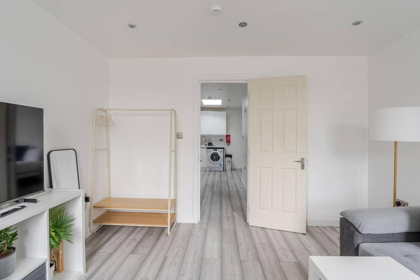Beautiful Flat Near Central London - Entire Flat - Equipped Kitchen - Private Bathroom المظهر الخارجي الصورة